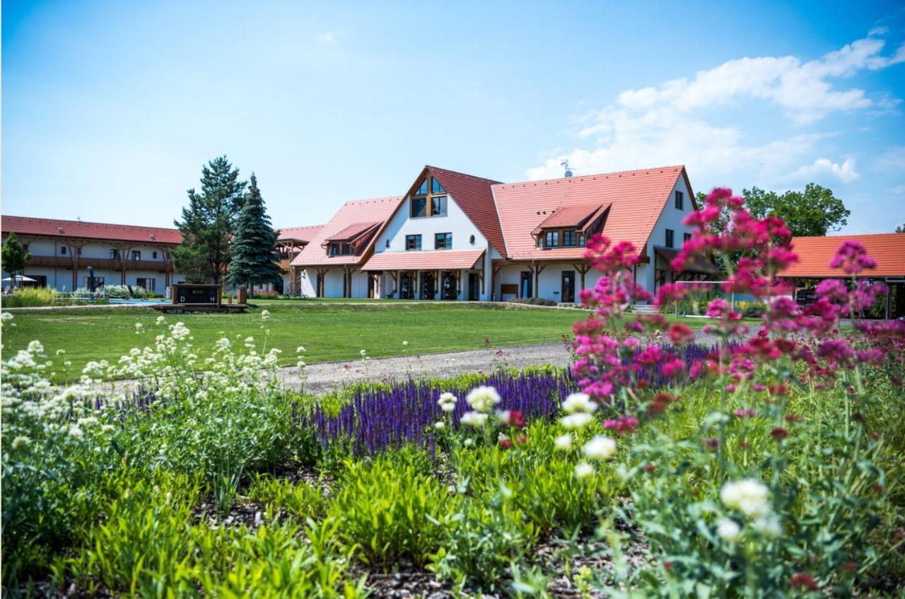 Dvůr Perlová voda Budyne nad Ohri Exterior foto