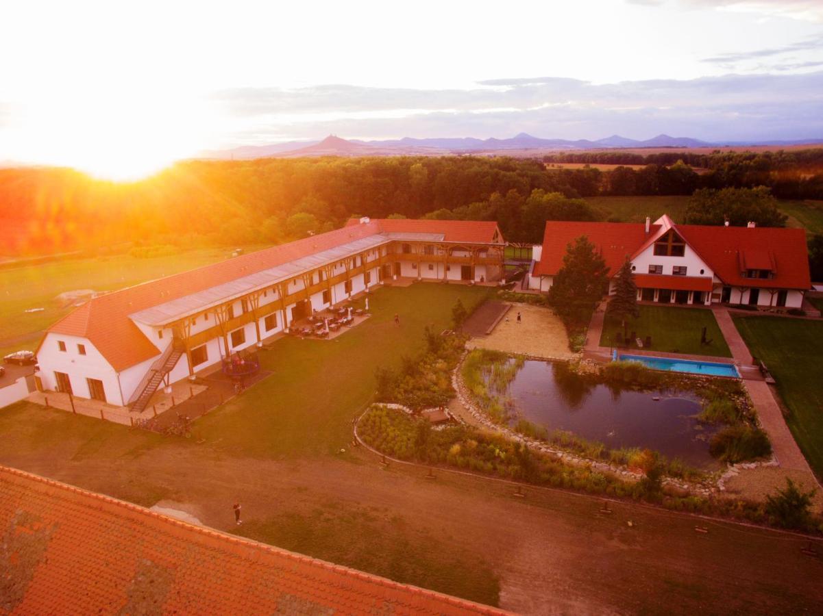 Dvůr Perlová voda Budyne nad Ohri Exterior foto
