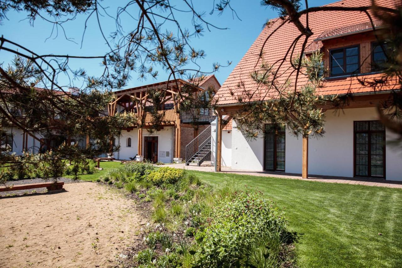 Dvůr Perlová voda Budyne nad Ohri Exterior foto